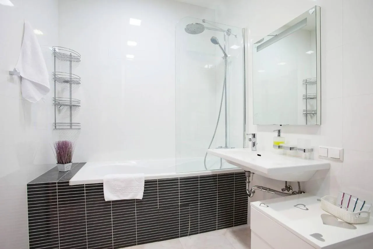 Navit Apartments With Breakfast, Near The Railway Station, The City Center And The Park Κίεβο